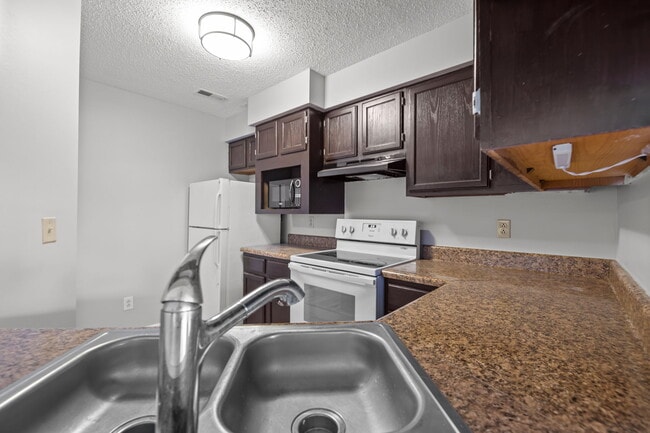 Building Photo - 2505 Stockbridge Dr