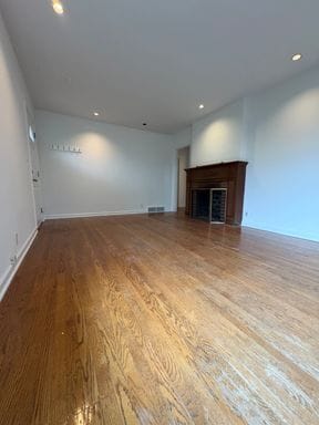 Building Photo - Freshly Painted Large Queen Anne Home! $3495