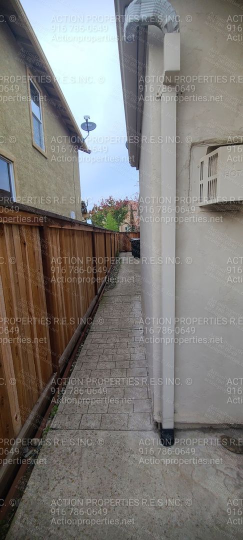 Building Photo - Roseville (Highland Park) 3 Bed Plus Den/O...