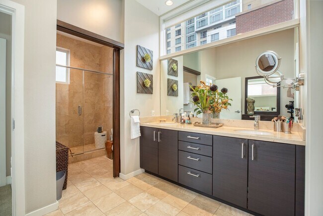 Building Photo - Modern Townhome Living in the Heart of Dow...