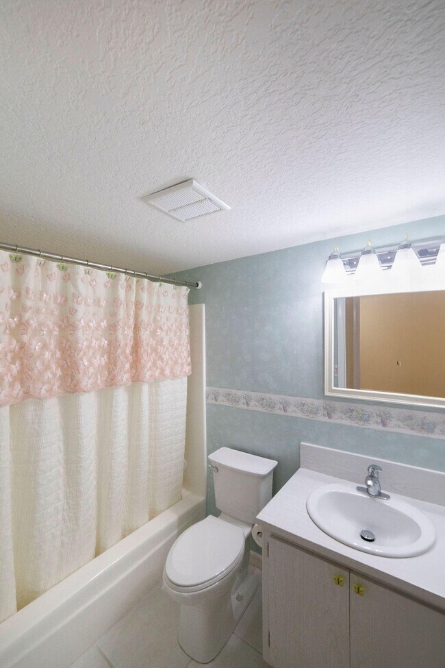 Building Photo - 18081 SE Country Club Dr