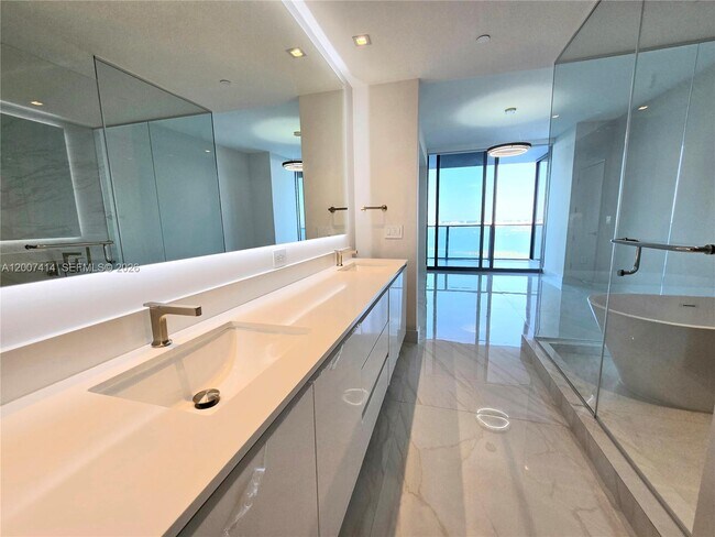 Building Photo - 700 NE 24th St