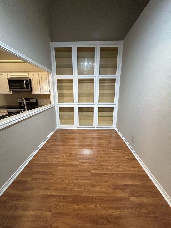 Building Photo - Ready to move in.....Fresh Paint and much more....