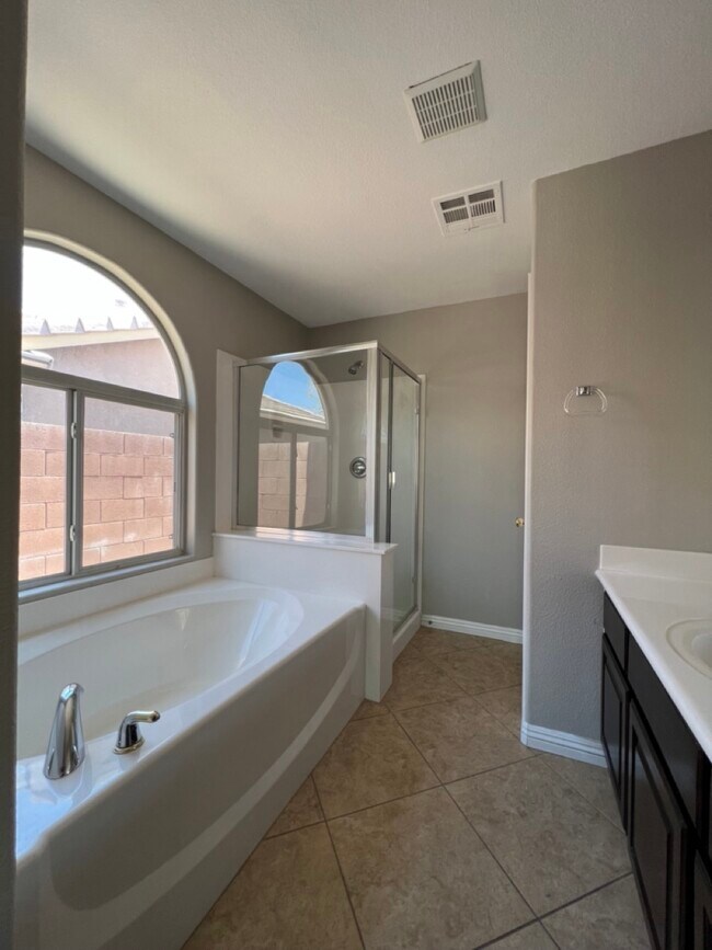 Building Photo - 9 E Verde Way