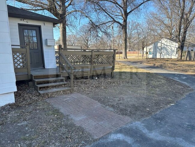 Building Photo - 304 E Monroe St Buckner MO 64016 - 4 bed/ ...