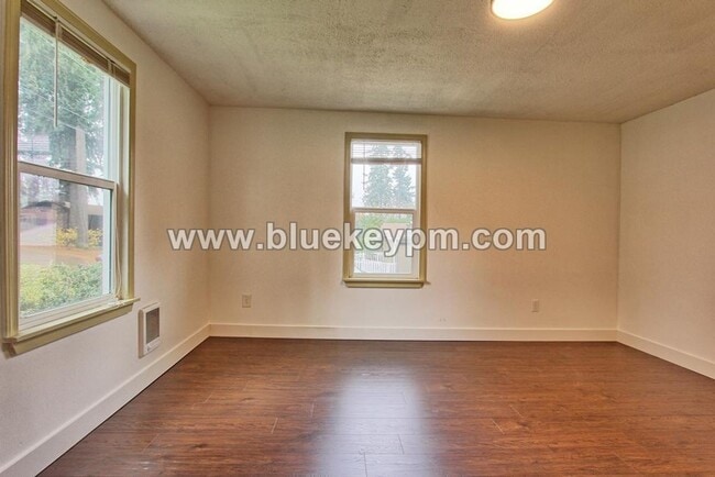 Building Photo - 2 Bed, 2 Bath Home with Large Yard Near Kiggins Bowl