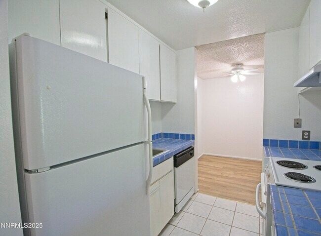 Building Photo - 2955 Lakeside Dr