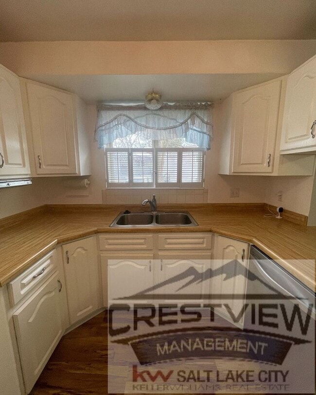 Building Photo - Charming East Sandy Home in a Prime Location