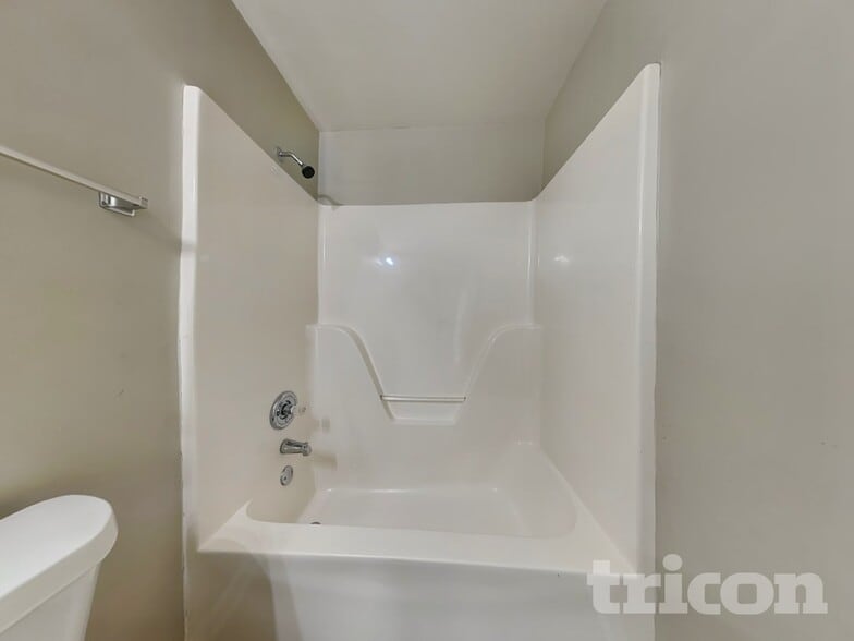 Building Photo - 240 Kings Cove