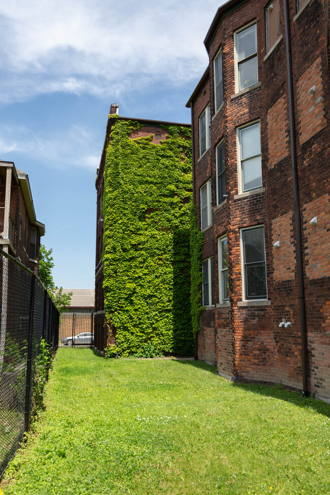 Building Photo - 324 Hendrie St