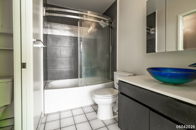 Building Photo - Luxury High-Rise Living on the 38th Floor