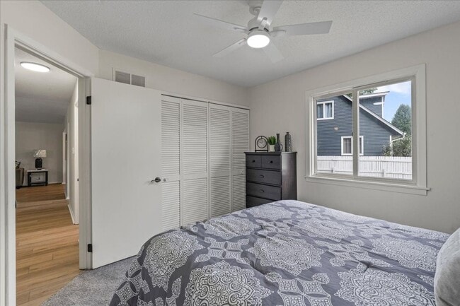 Building Photo - 4 bed/2bath in Bettendorf, IA