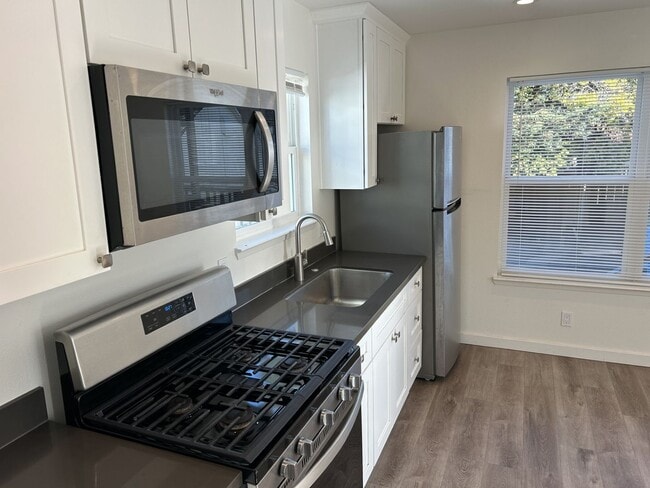 Building Photo - Super Cute 1 Bedroom, 1 Bath West Petaluma...