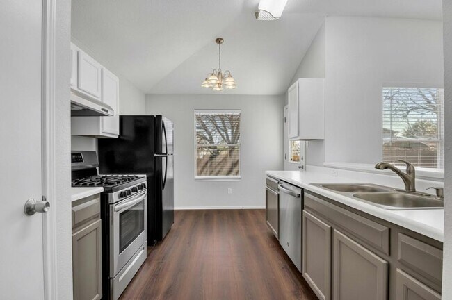 Building Photo - 1101 Disraeli Cir