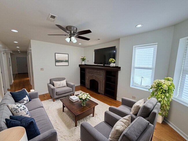 Building Photo - 1322 W 57th St