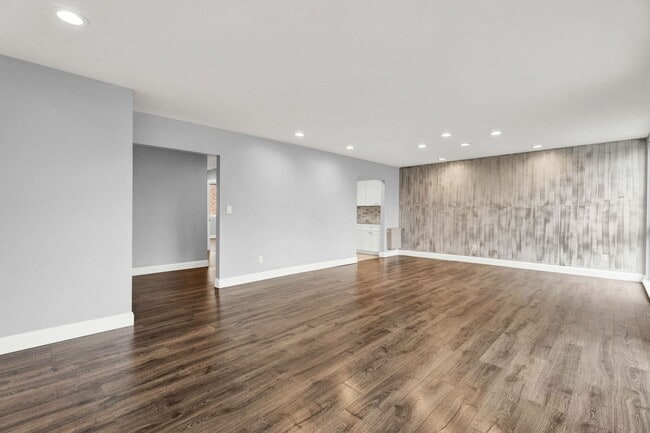 Building Photo - Welcome Home, Newly Remodeled Condo