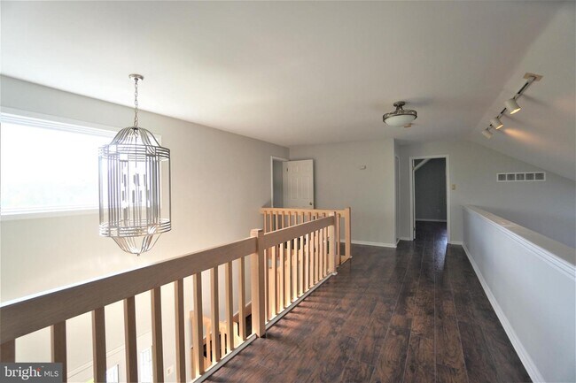 Building Photo - 104 Hidden Creek Dr