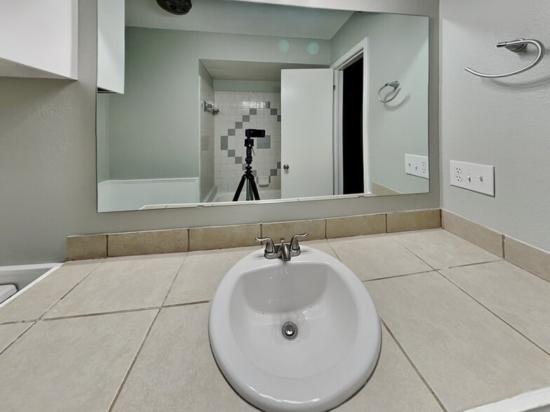 Building Photo - 1817 Tim Dr