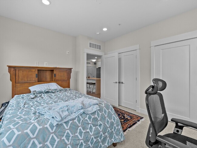 Building Photo - Stylish Townhome in Sought-After Ashburn L...
