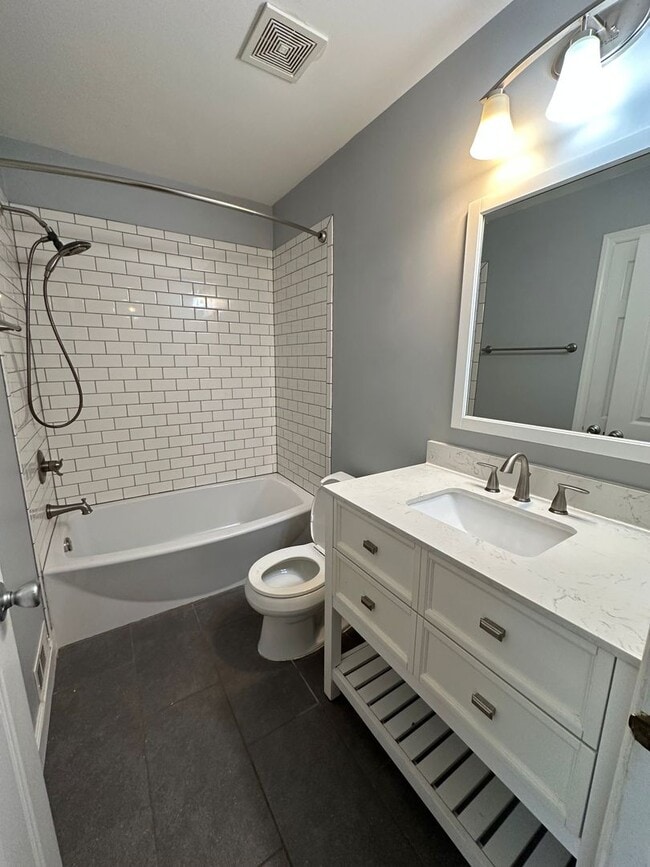 Building Photo - 3BR/2.5BA Townhome with garage