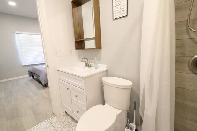 Full Bathroom - 1111 N Stevens St