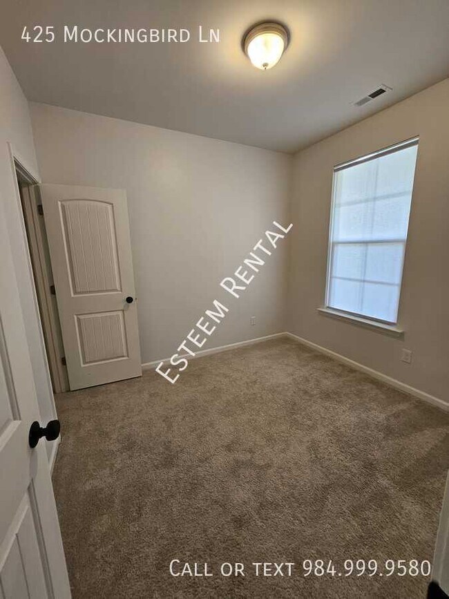 Building Photo - 425 Mockingbird Ln