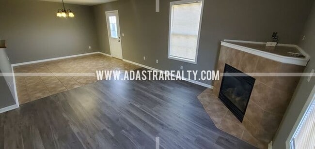 Building Photo - Spacious Basehor Townhome-Available NOW!!