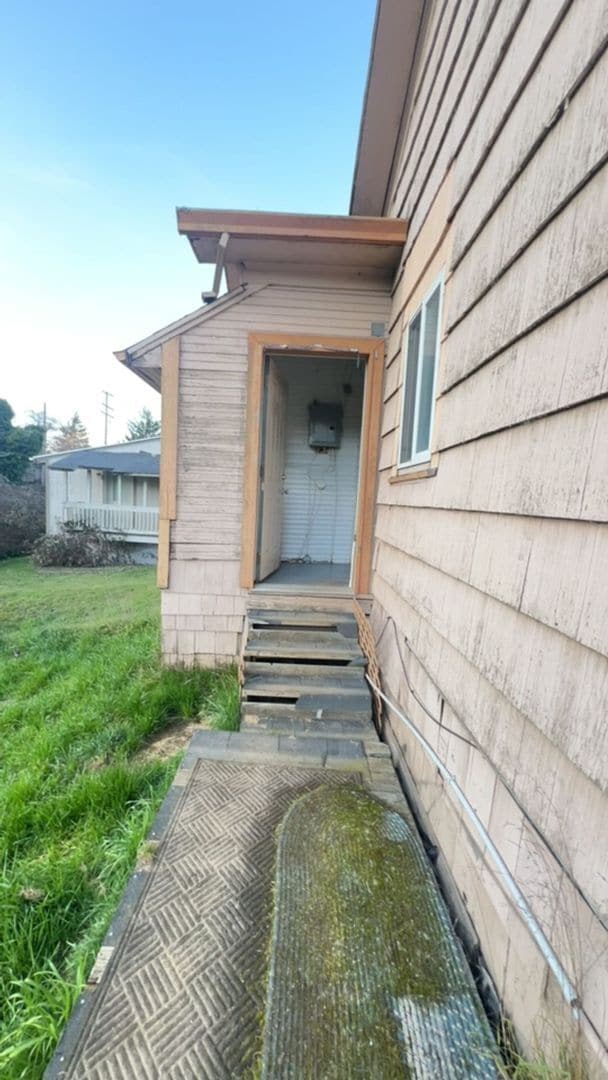 Building Photo - 2 Bedroom Home with Detached Garage & Backyard Coming Soon!