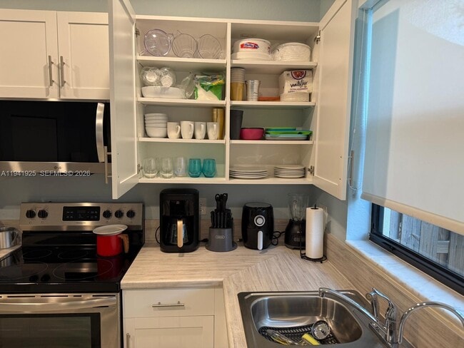 Building Photo - 887 NE 211th St