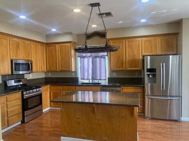 Building Photo - A SUPERB AND STUNNING 4 BEDROOM HOME IN TR...
