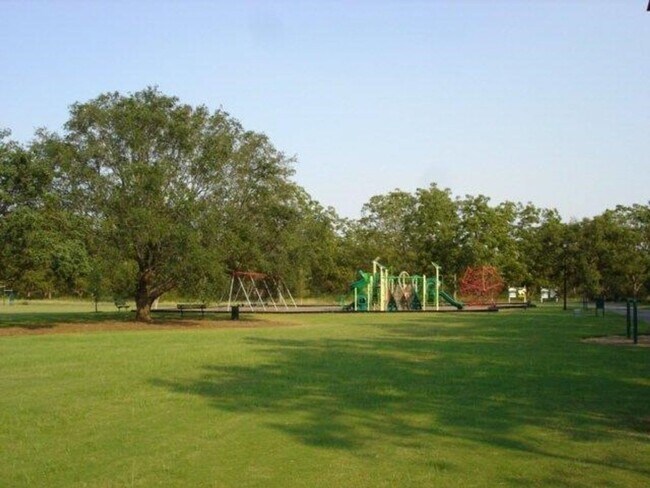Building Photo - Spacious 4-Bedroom, 3-Bath Home with Large Screened-In Porch & Modern Features in Hahira, GA