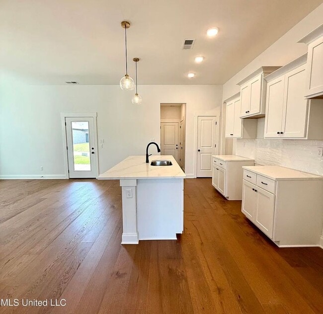 Building Photo - 607 Sunflower St