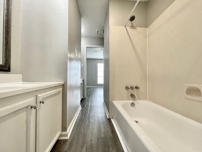 Building Photo - TOWNHOME 2BR   Available 8-7-26