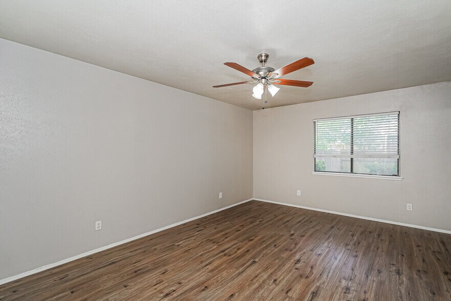 Building Photo - 4141 Yellowleaf Dr