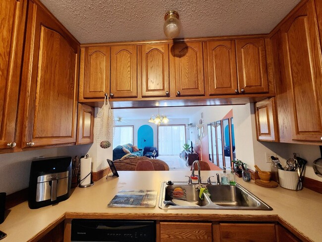 Building Photo - 3bed, 2.5bath Townhouse Near Medical Cente...