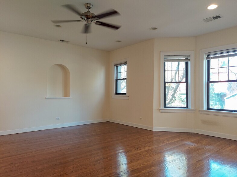 Building Photo - 4653 N Wolcott Ave