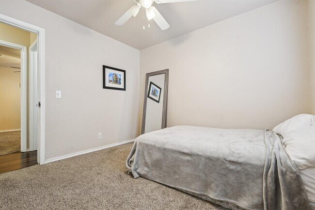Building Photo - 3308 Ross Cove