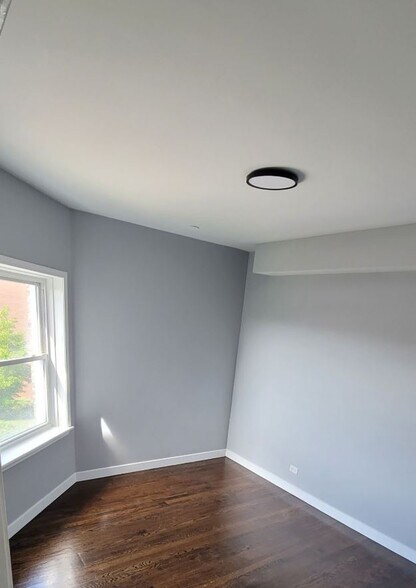 Building Photo - 7630 N Marshfield Ave