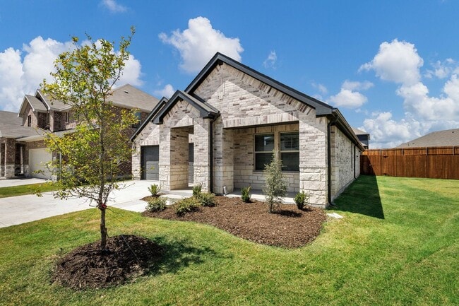 Building Photo - Clean cute and ready to go this June