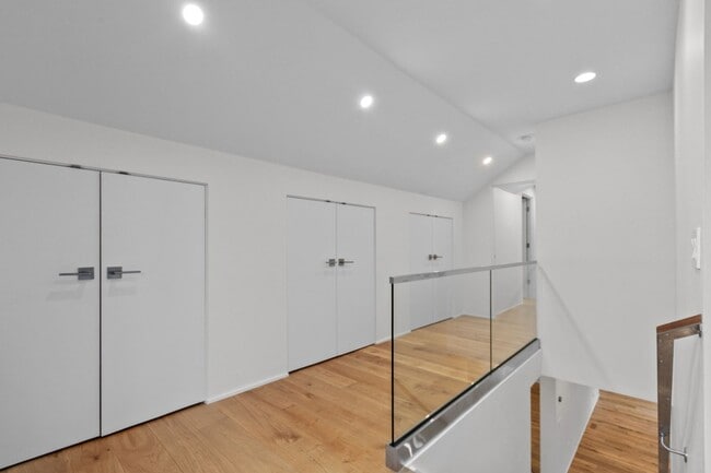 Building Photo - 4Bd/3Ba Seattle House