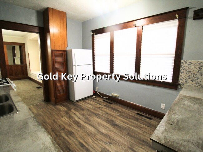 Building Photo - 815 N Elm St