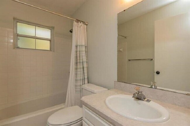 Building Photo - 901 Mariana Pl