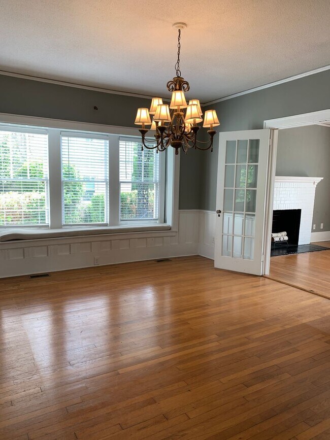 Building Photo - Beautiful Historic 3 Bedroom 2 Bath House on Colonial Drive