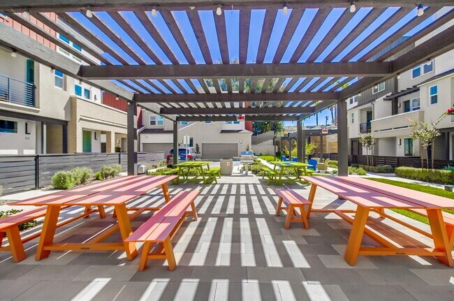 Building Photo - Welcome to your modern La Mesa townhome wi...