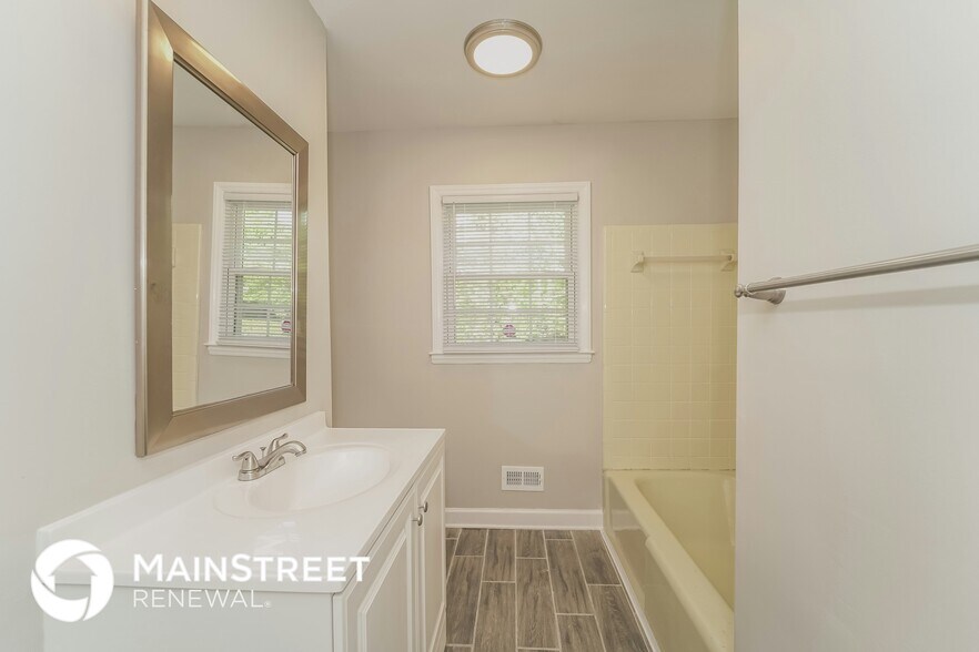 Building Photo - 5815 Mallard Dr S