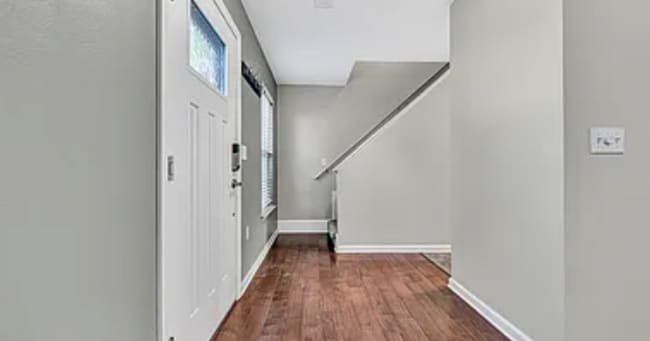 Building Photo - 4855 Golfview Dr NE