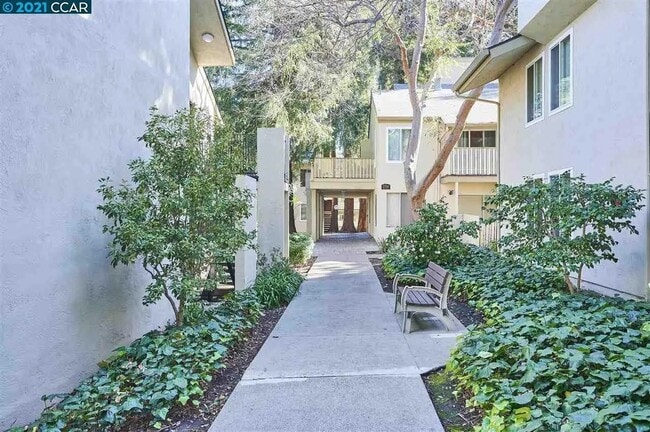 Building Photo - 2728 Oak Rd