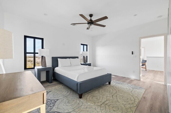 Building Photo - 2701 Bumble Bee Dr