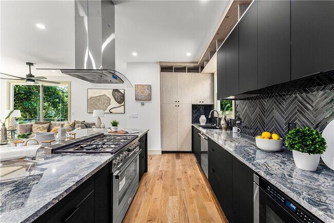 Building Photo - 335 Eureka Dr NE