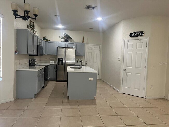 Building Photo - 4943 SW 41st Pl